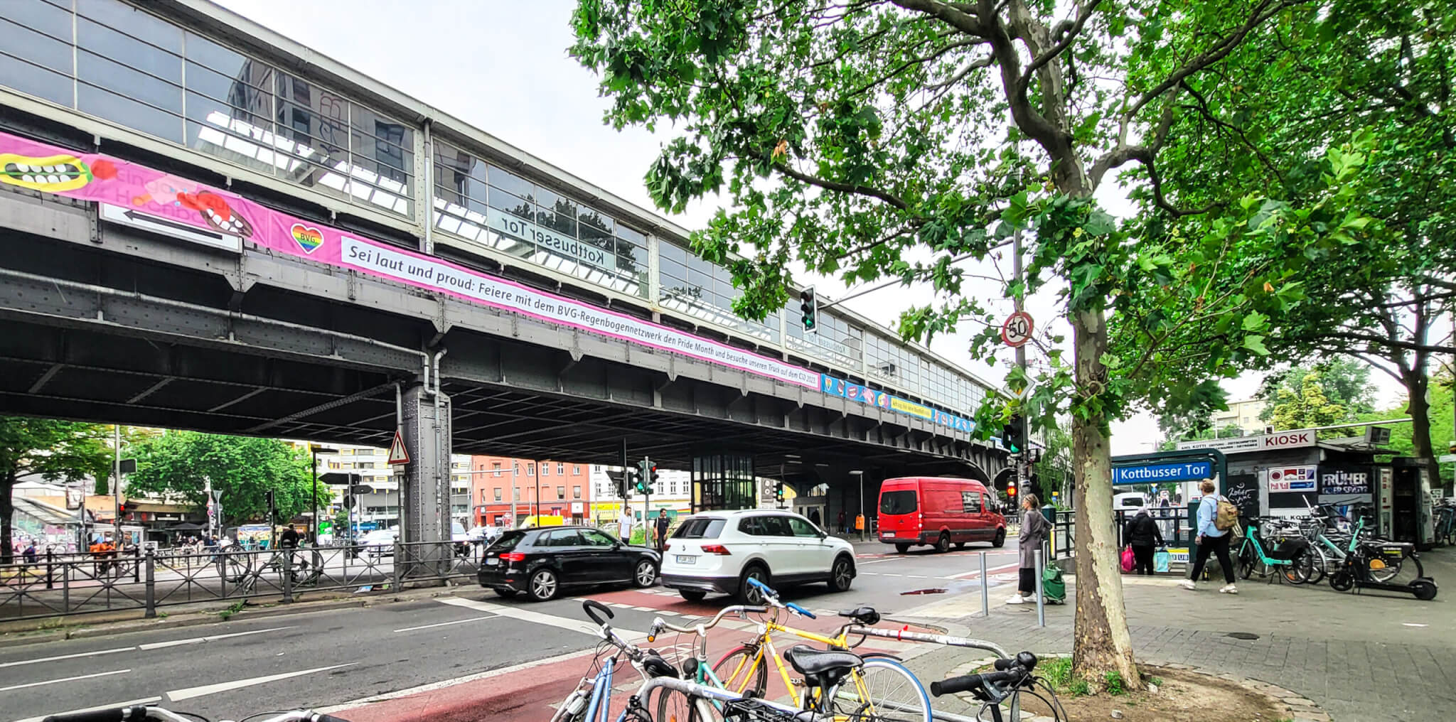 Der U-Bahnhof Kottbusser Tor schmückte sich zum CSD 2023