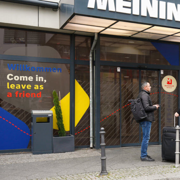 Neue Beschriftung im und am Meininger Hotel Hauptbahnhof Berlin